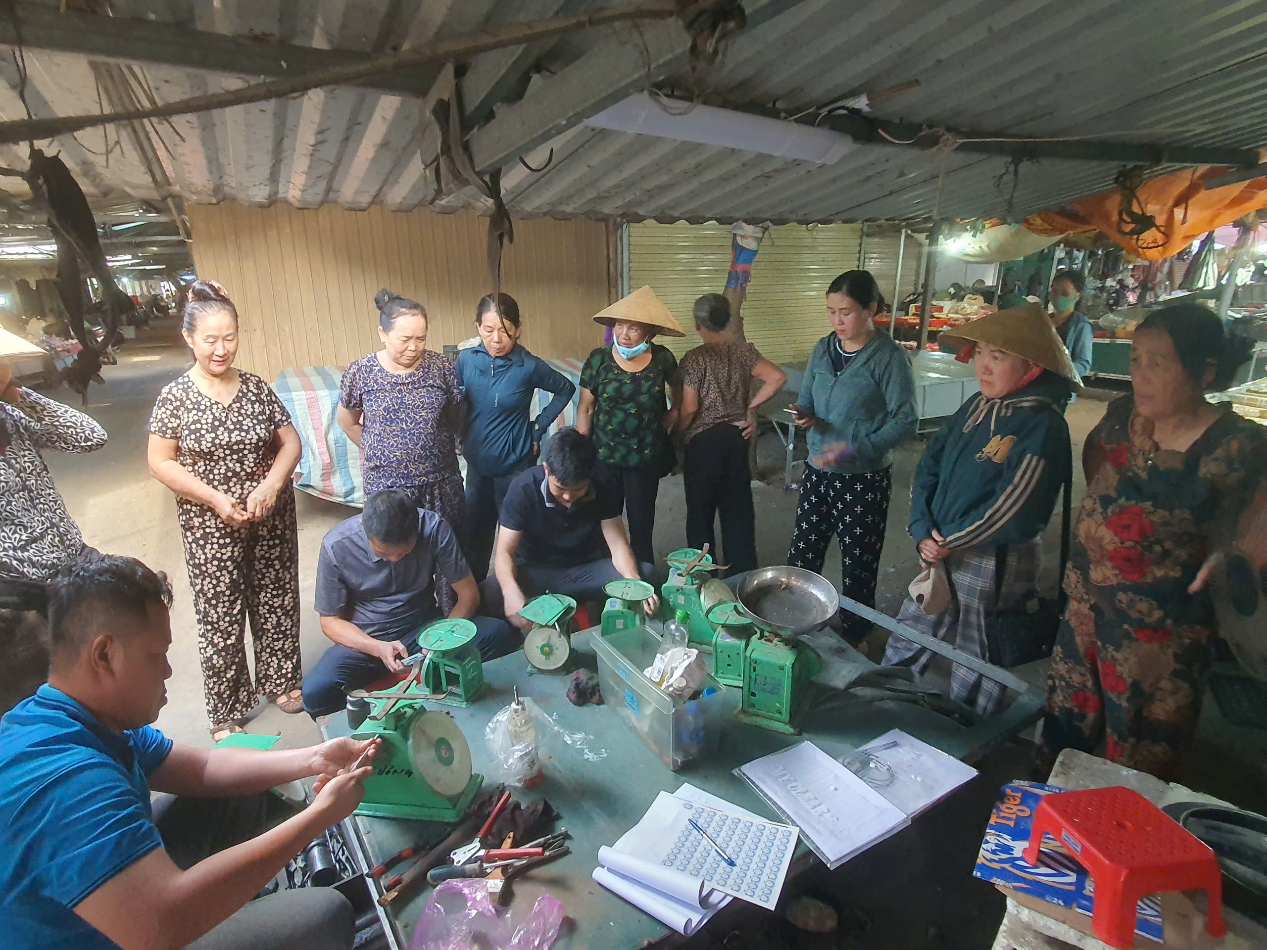 TRUNG TÂM KỸ THUẬT TIÊU CHUẨN ĐO LƯỜNG CHẤT LƯỢNG TRIỂN KHAI KIỂM ĐỊNH CÂN ĐỒNG HỒ LÒ XO TẠI CÁC CHỢ DÂN SINH TRÊN ĐỊA BÀN TỈNH