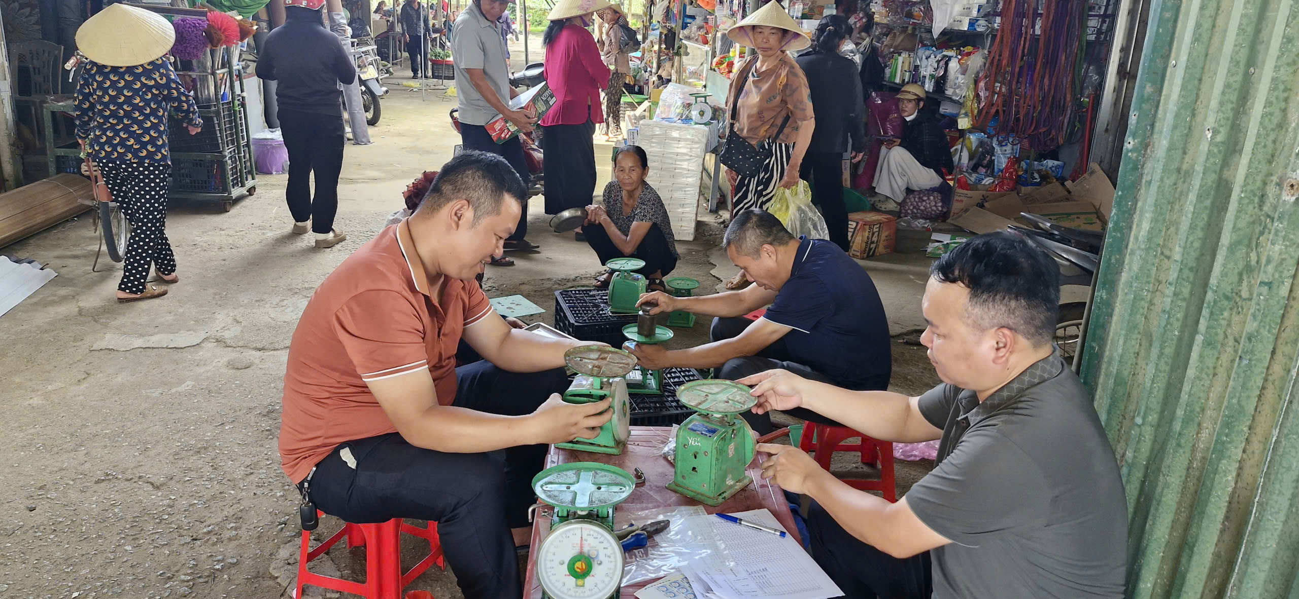 TRUNG TÂM KỸ THUẬT TIÊU CHUẨN ĐO LƯỜNG CHẤT LƯỢNG HÀ TĨNH THỰC HIỆN KIỂM ĐỊNH CÂN MIỄN PHÍ TẠI CÁC CHỢ TRÊN ĐỊA BÀN TỈNH